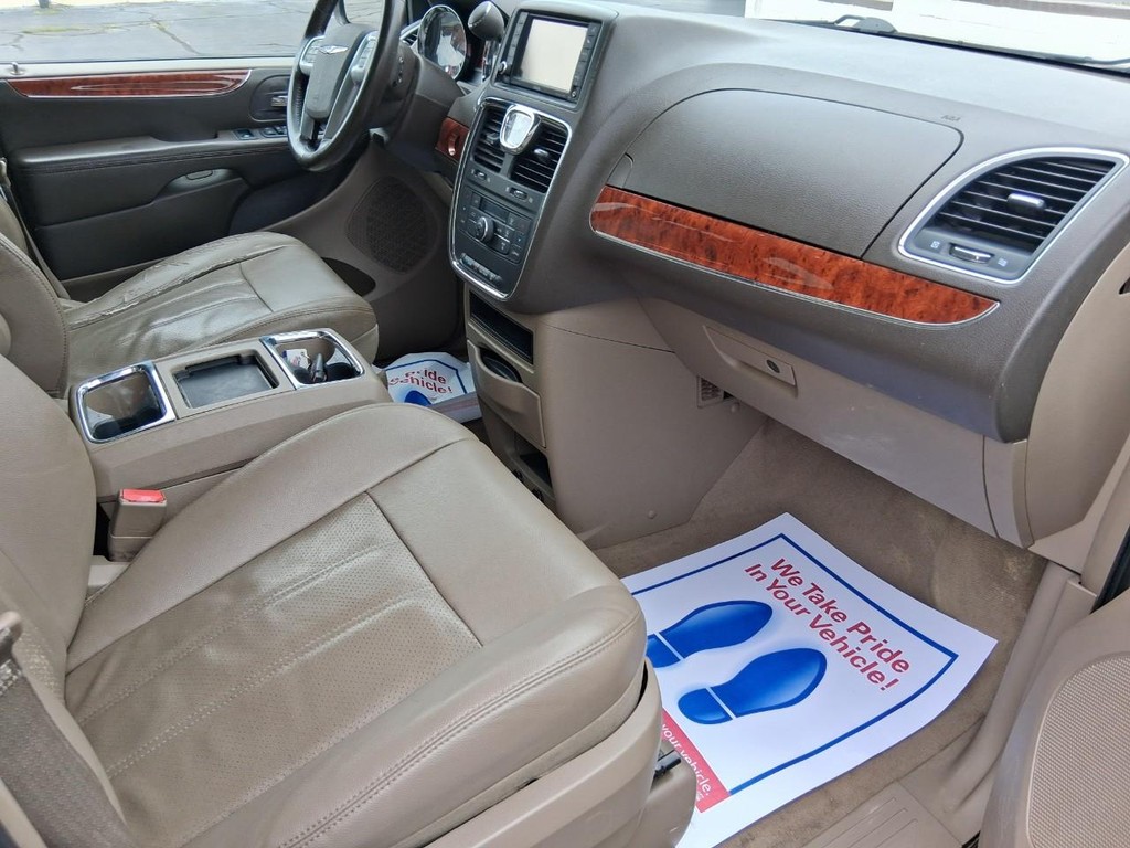 Chrysler Town & Country Vehicle Full-screen Gallery Image 17