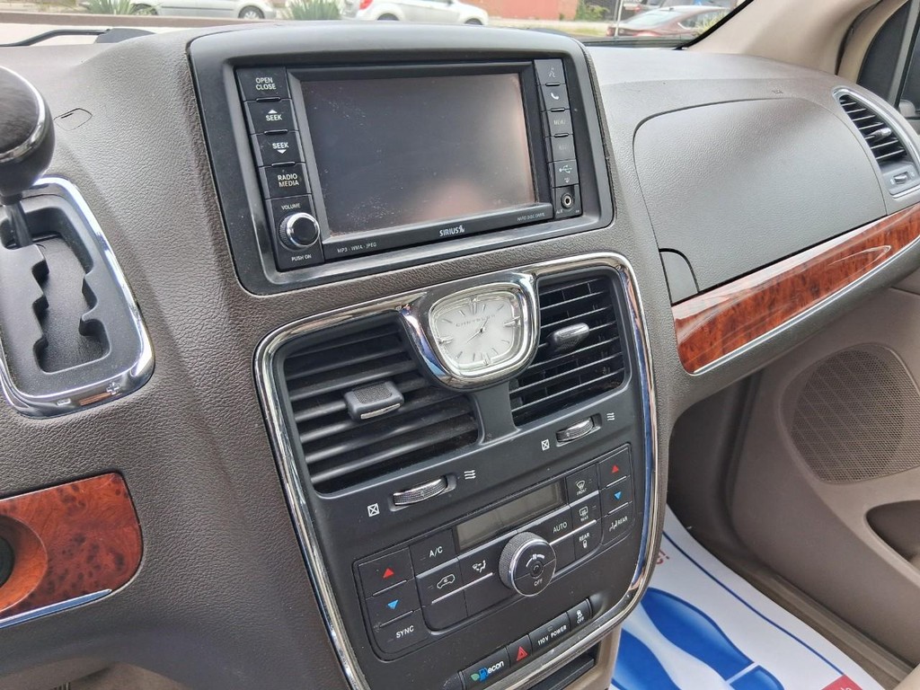Chrysler Town & Country Vehicle Full-screen Gallery Image 19