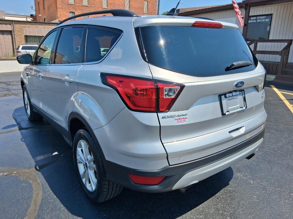 Ford Escape Vehicle Full-screen Gallery Image 03