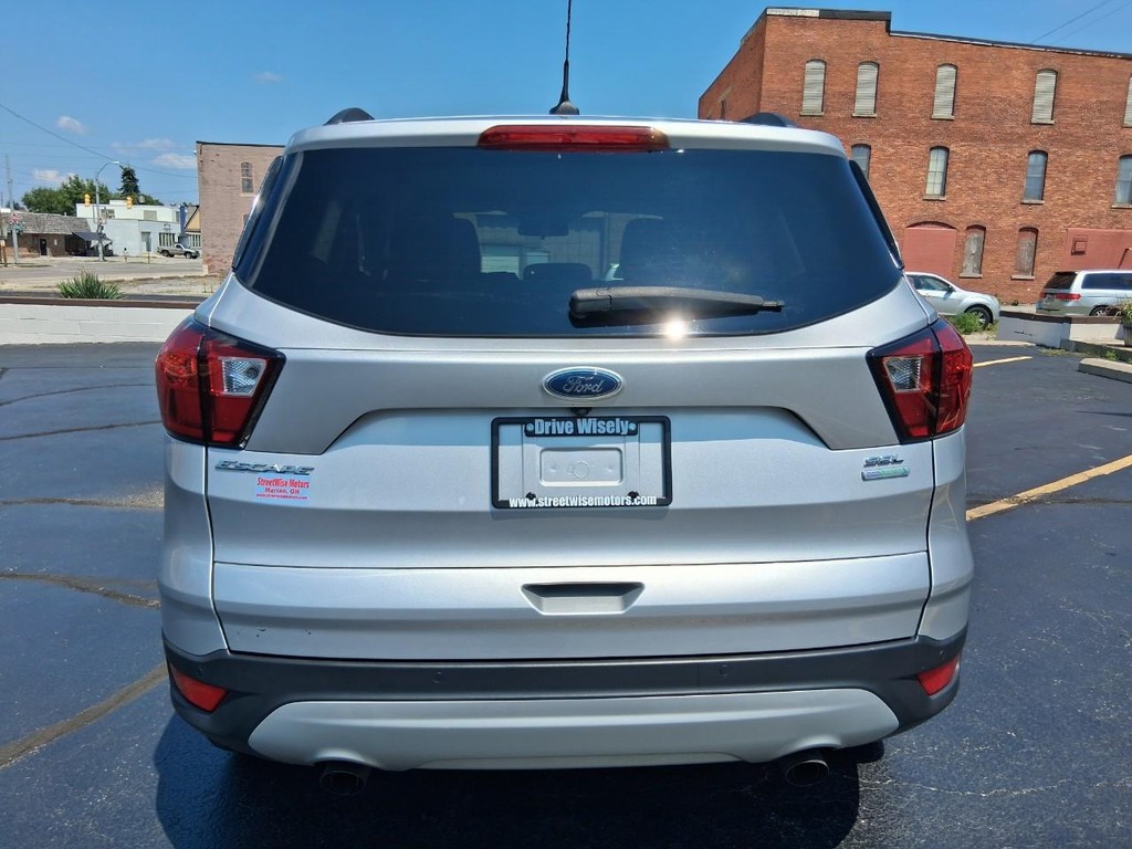 Ford Escape Vehicle Full-screen Gallery Image 04