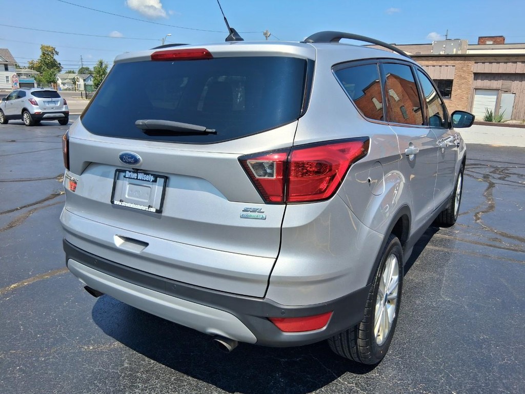 Ford Escape Vehicle Full-screen Gallery Image 05