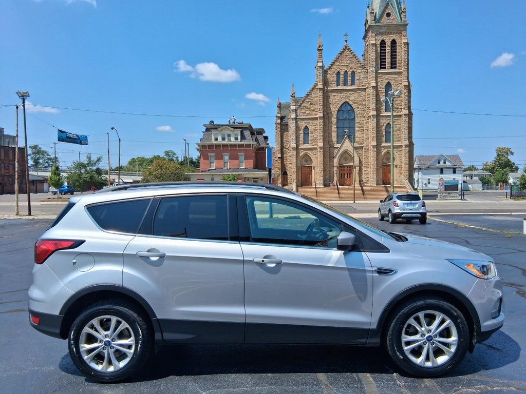Ford Escape Vehicle Full-screen Gallery Image 06