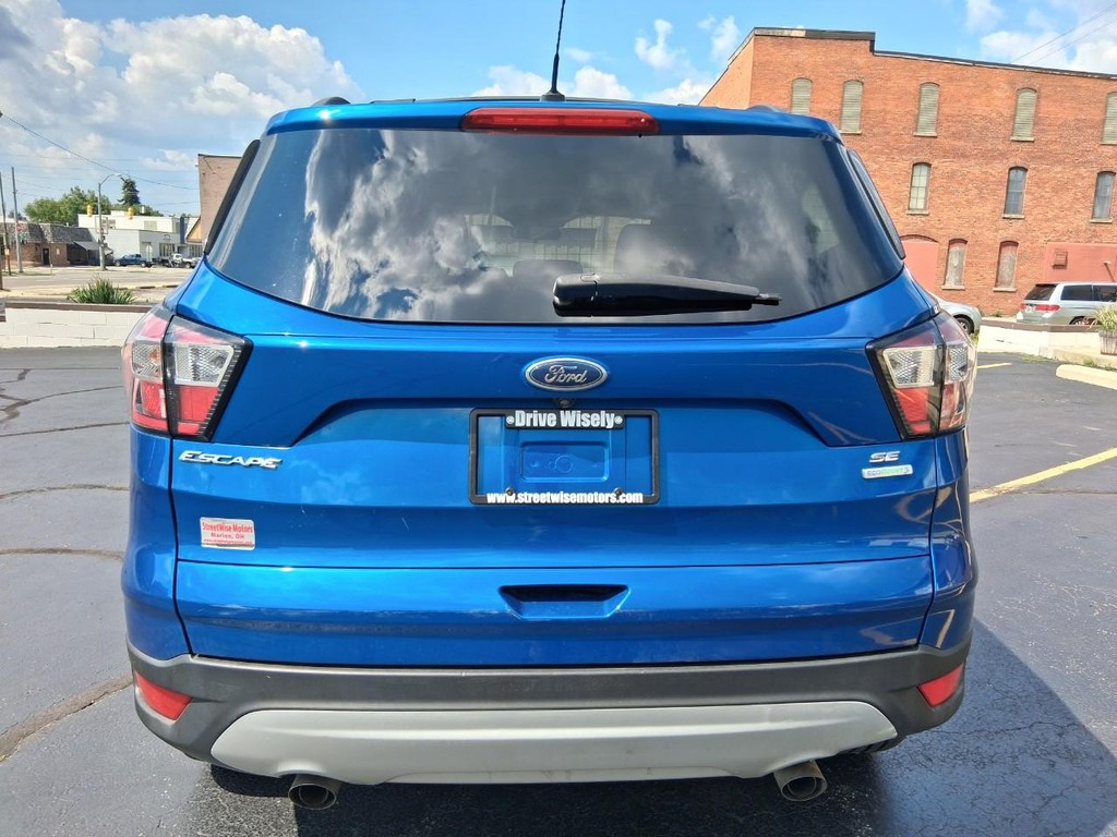 Ford Escape Vehicle Full-screen Gallery Image 04