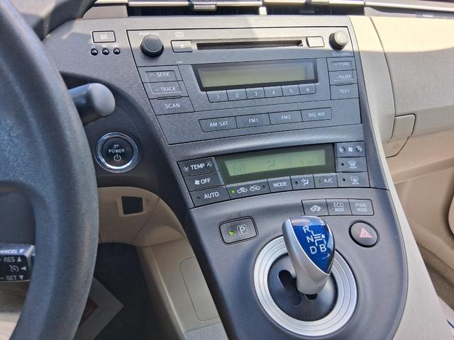Toyota Prius Vehicle Full-screen Gallery Image 17