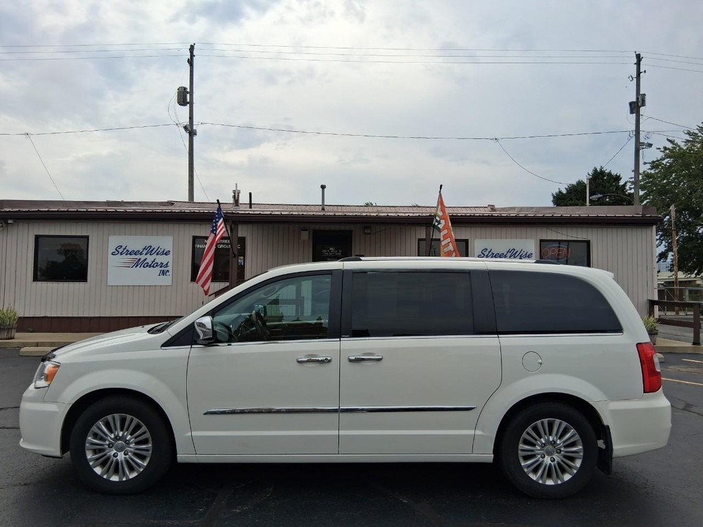 Chrysler Town & Country Vehicle Full-screen Gallery Image 02