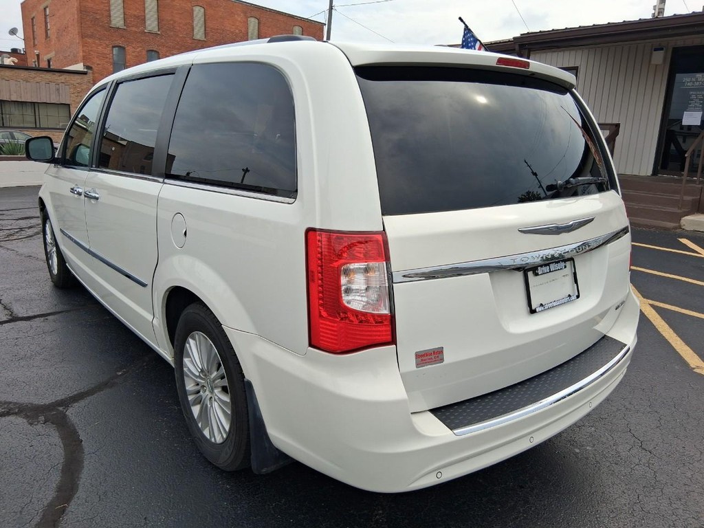 Chrysler Town & Country Vehicle Full-screen Gallery Image 03