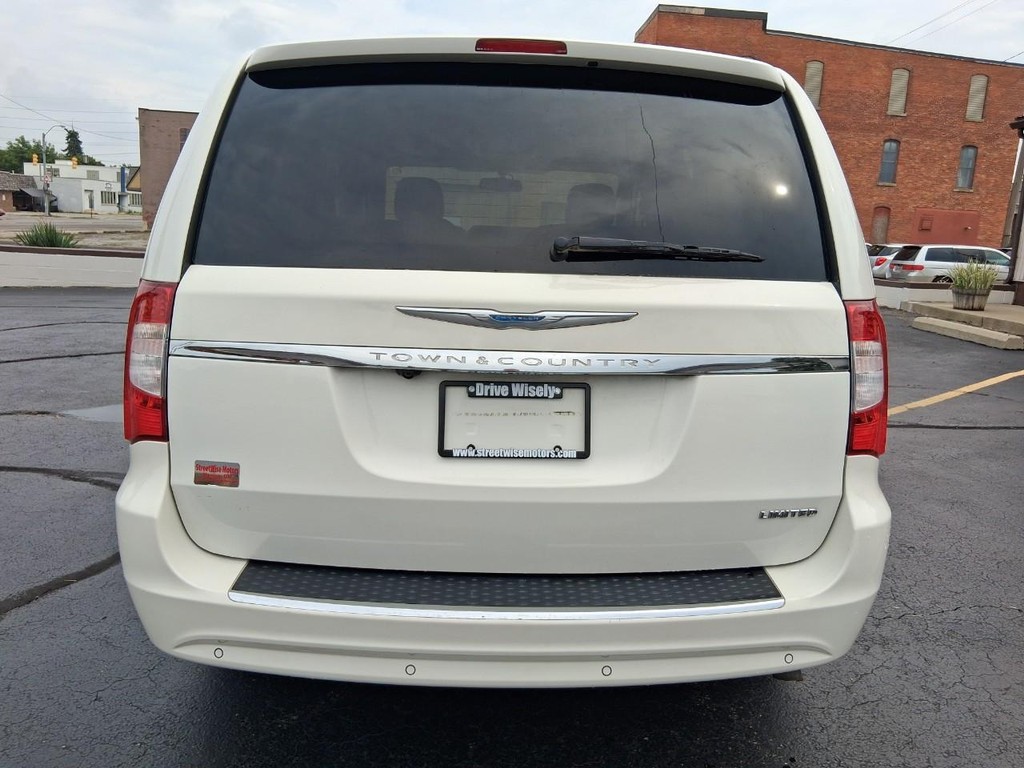 Chrysler Town & Country Vehicle Full-screen Gallery Image 04