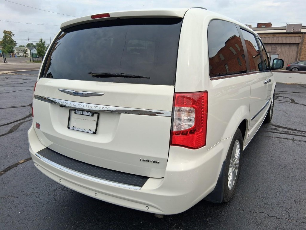 Chrysler Town & Country Vehicle Full-screen Gallery Image 05