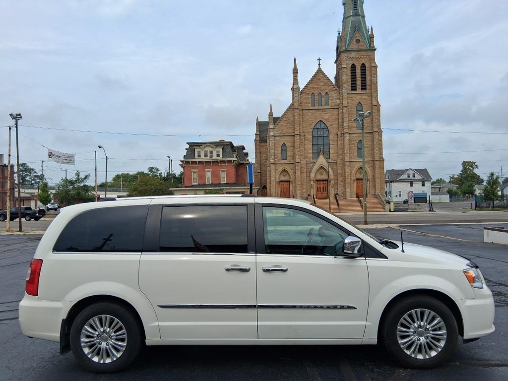 Chrysler Town & Country Vehicle Full-screen Gallery Image 06