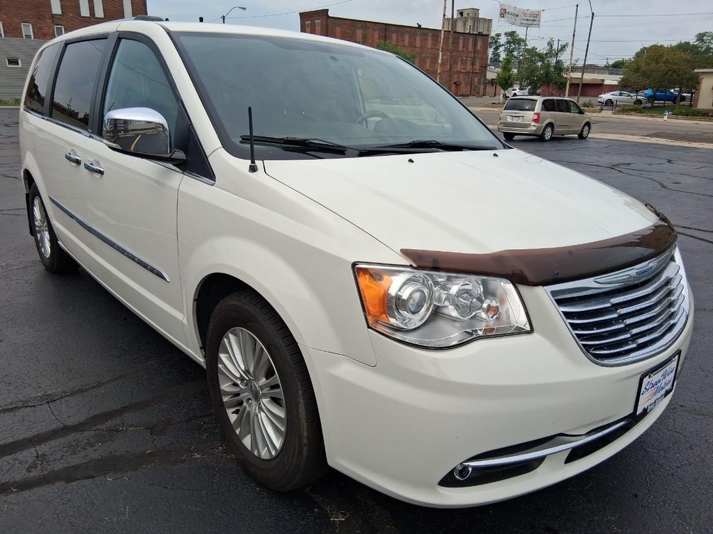 Chrysler Town & Country Vehicle Full-screen Gallery Image 07