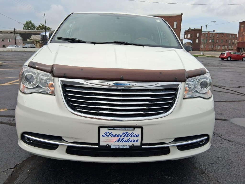 Chrysler Town & Country Vehicle Full-screen Gallery Image 08