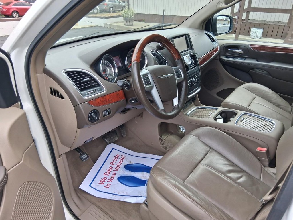 Chrysler Town & Country Vehicle Full-screen Gallery Image 09