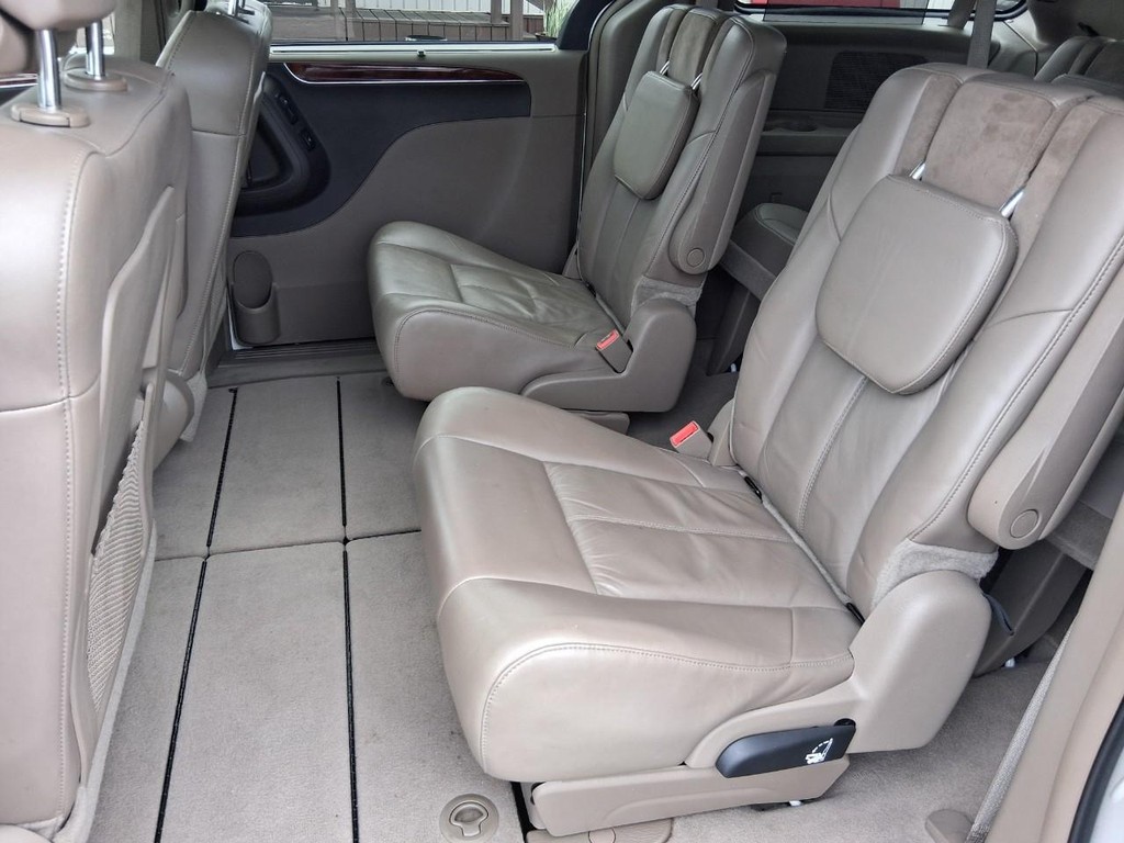 Chrysler Town & Country Vehicle Full-screen Gallery Image 10