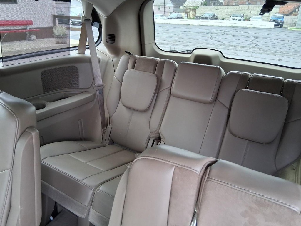 Chrysler Town & Country Vehicle Full-screen Gallery Image 11