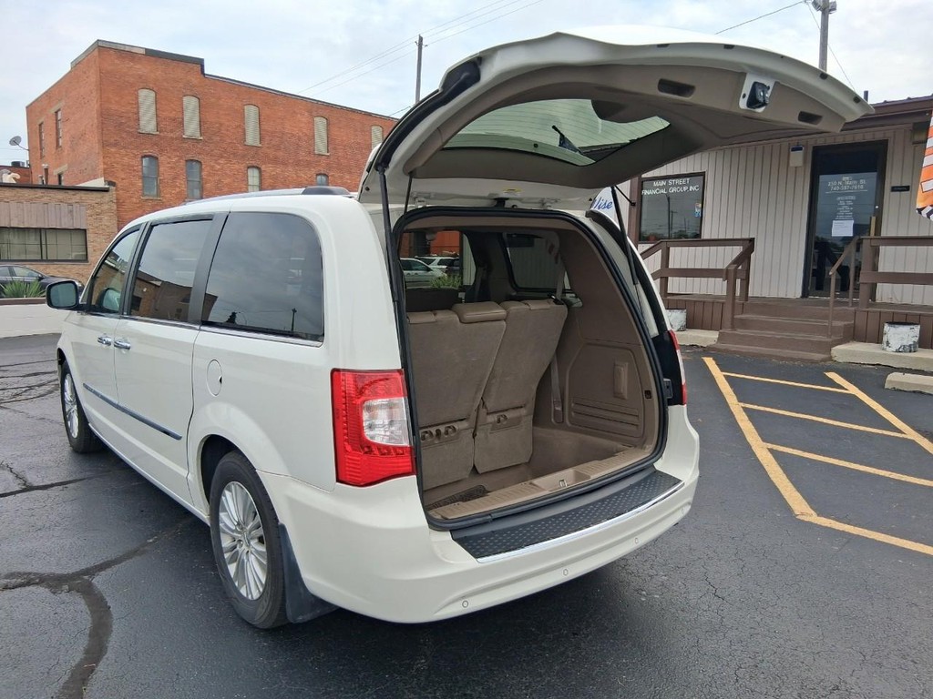 Chrysler Town & Country Vehicle Full-screen Gallery Image 12