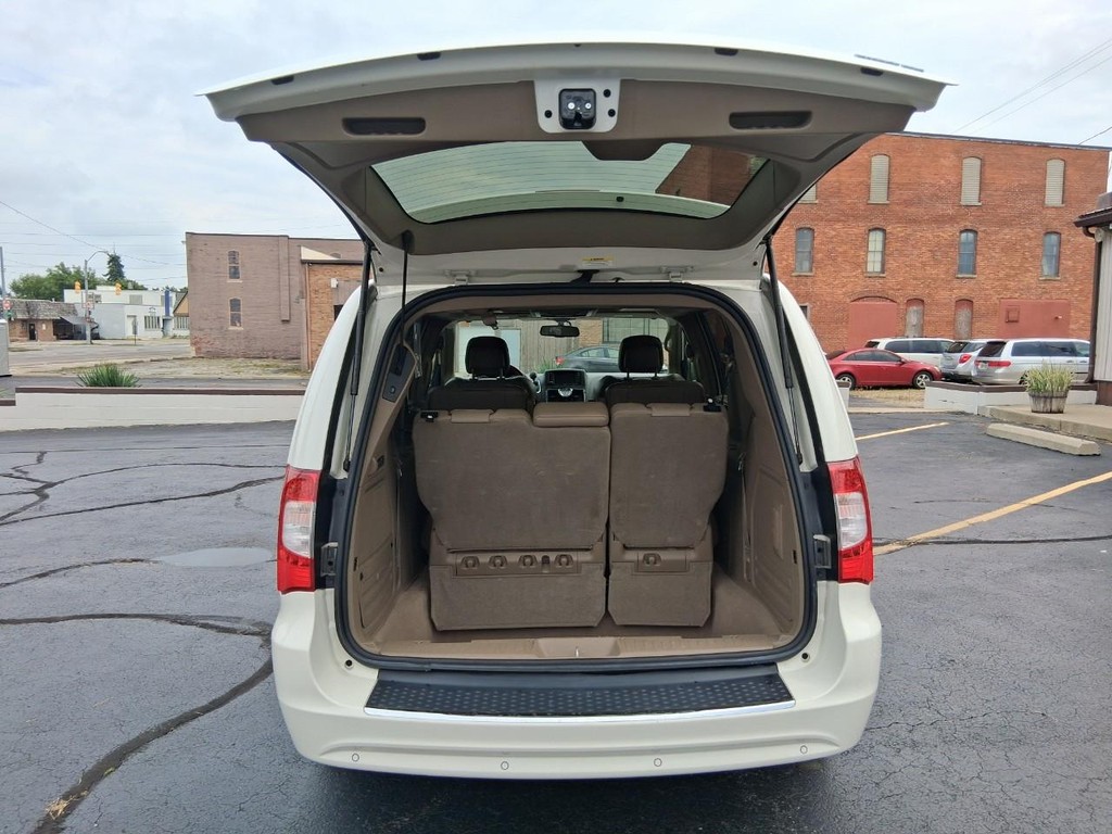 Chrysler Town & Country Vehicle Full-screen Gallery Image 13