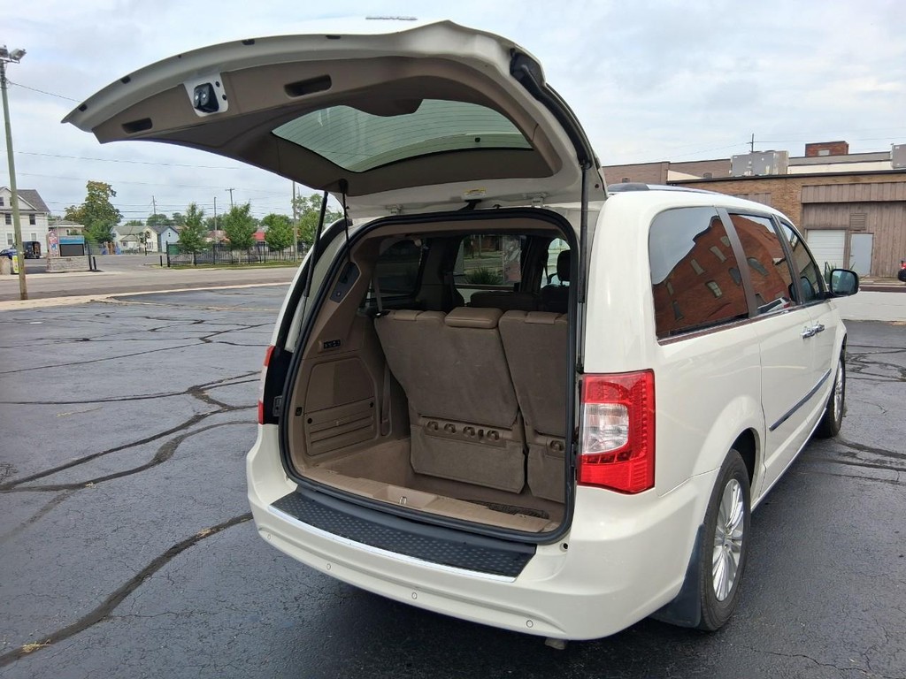 Chrysler Town & Country Vehicle Full-screen Gallery Image 14