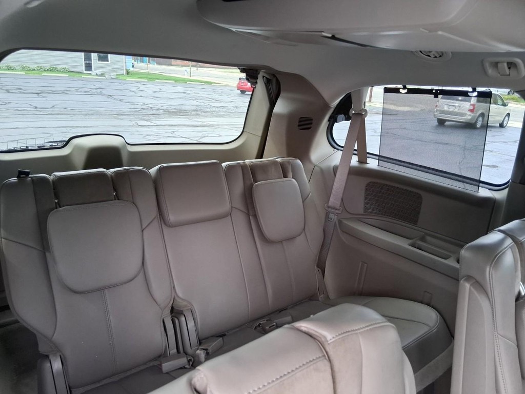 Chrysler Town & Country Vehicle Full-screen Gallery Image 15