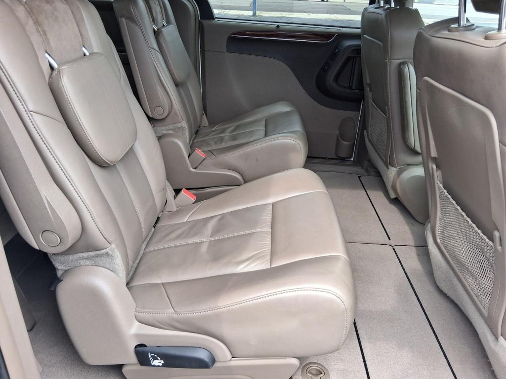 Chrysler Town & Country Vehicle Full-screen Gallery Image 16