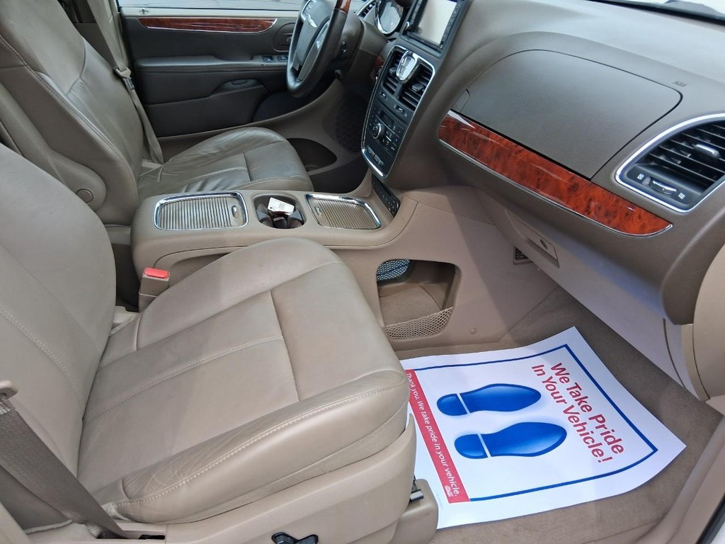 Chrysler Town & Country Vehicle Full-screen Gallery Image 17