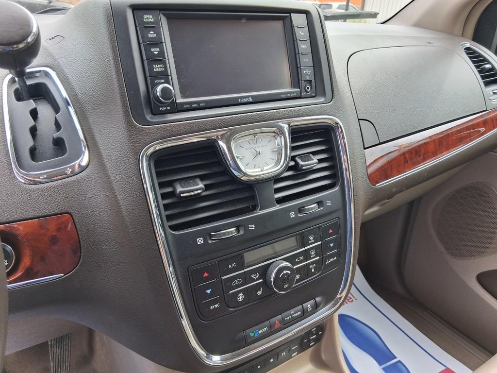 Chrysler Town & Country Vehicle Full-screen Gallery Image 19