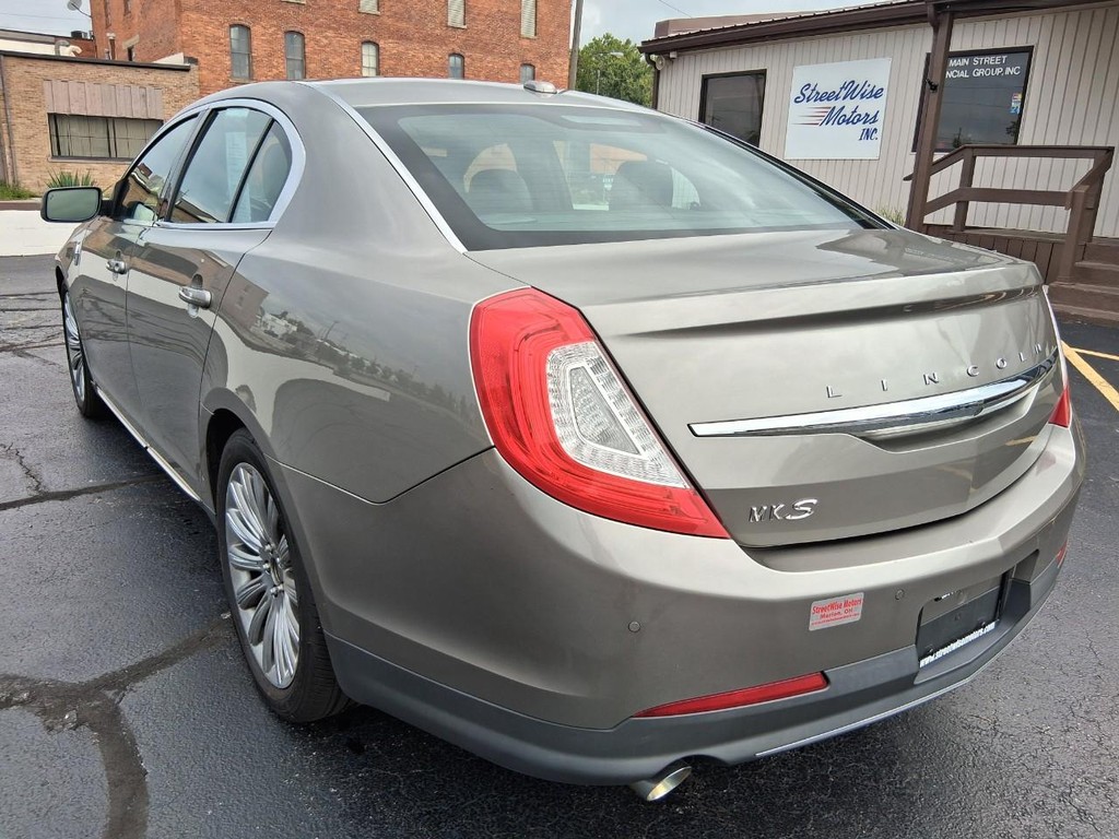 Lincoln MKS Vehicle Full-screen Gallery Image 03