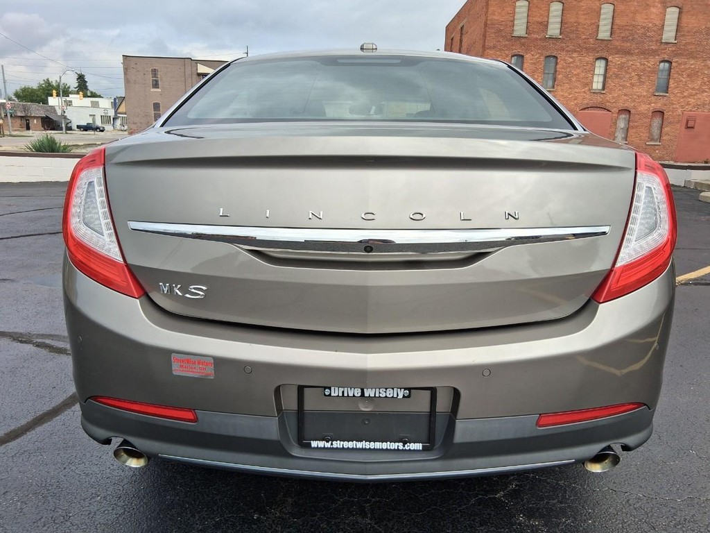 Lincoln MKS Vehicle Full-screen Gallery Image 04