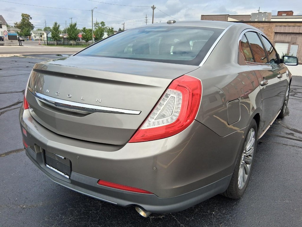 Lincoln MKS Vehicle Full-screen Gallery Image 05