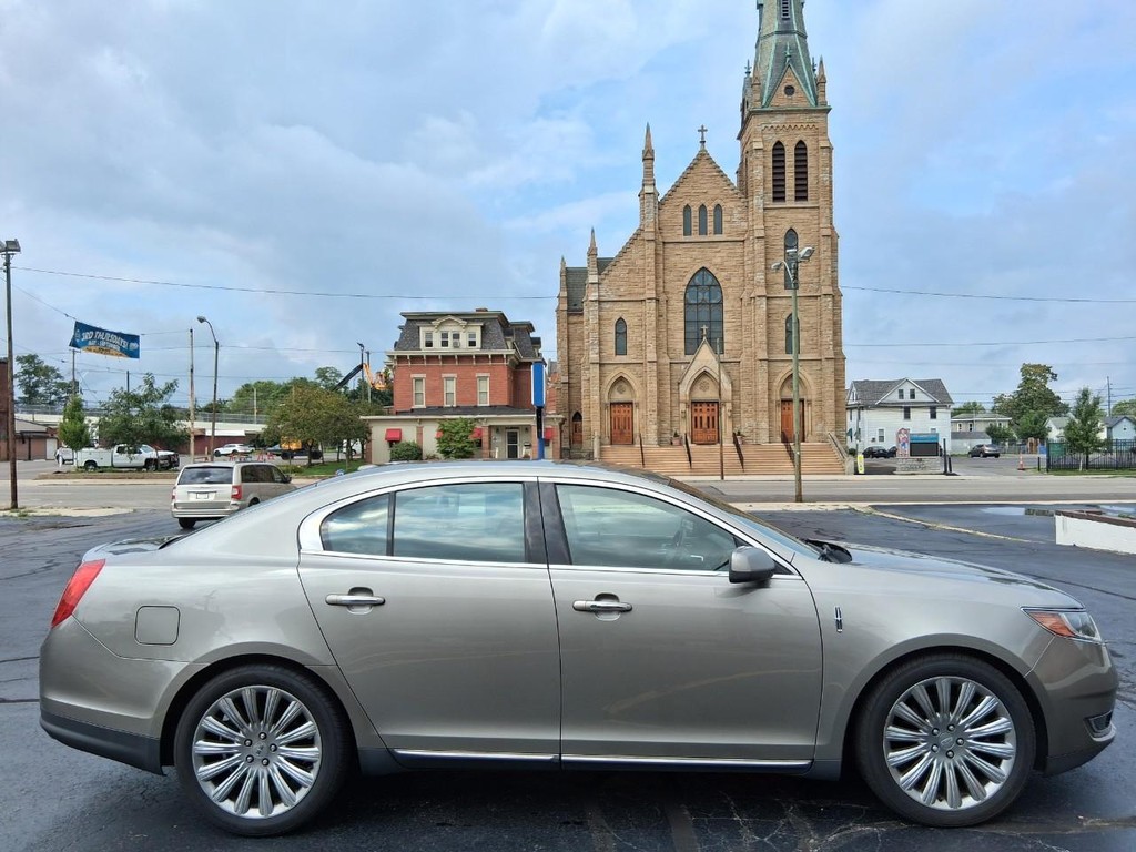 Lincoln MKS Vehicle Full-screen Gallery Image 06