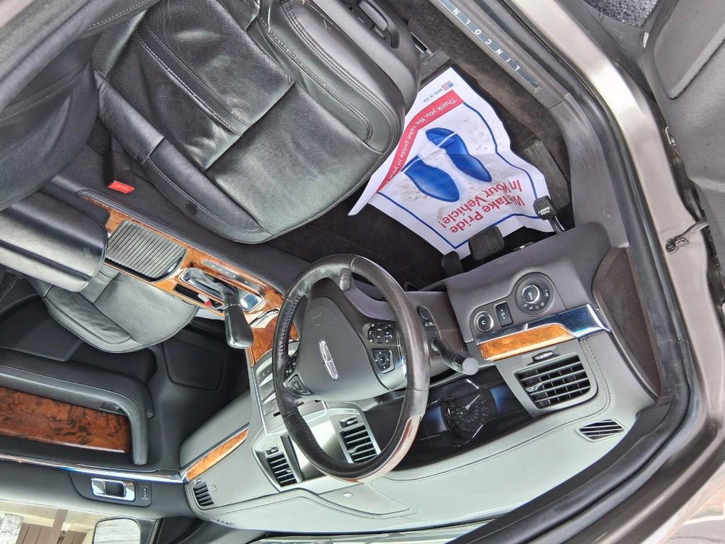 Lincoln MKS Vehicle Full-screen Gallery Image 09