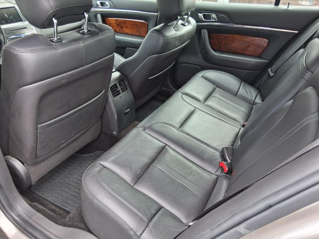 Lincoln MKS Vehicle Full-screen Gallery Image 10