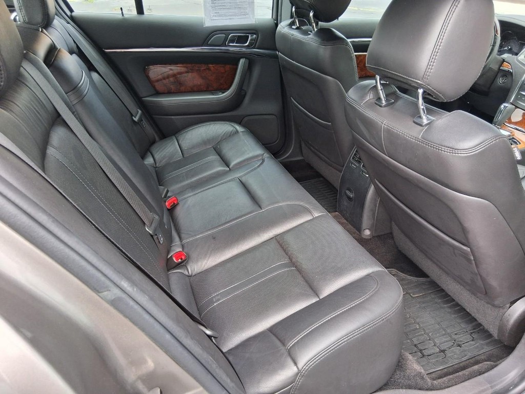 Lincoln MKS Vehicle Full-screen Gallery Image 11