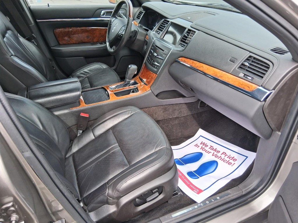 Lincoln MKS Vehicle Full-screen Gallery Image 12