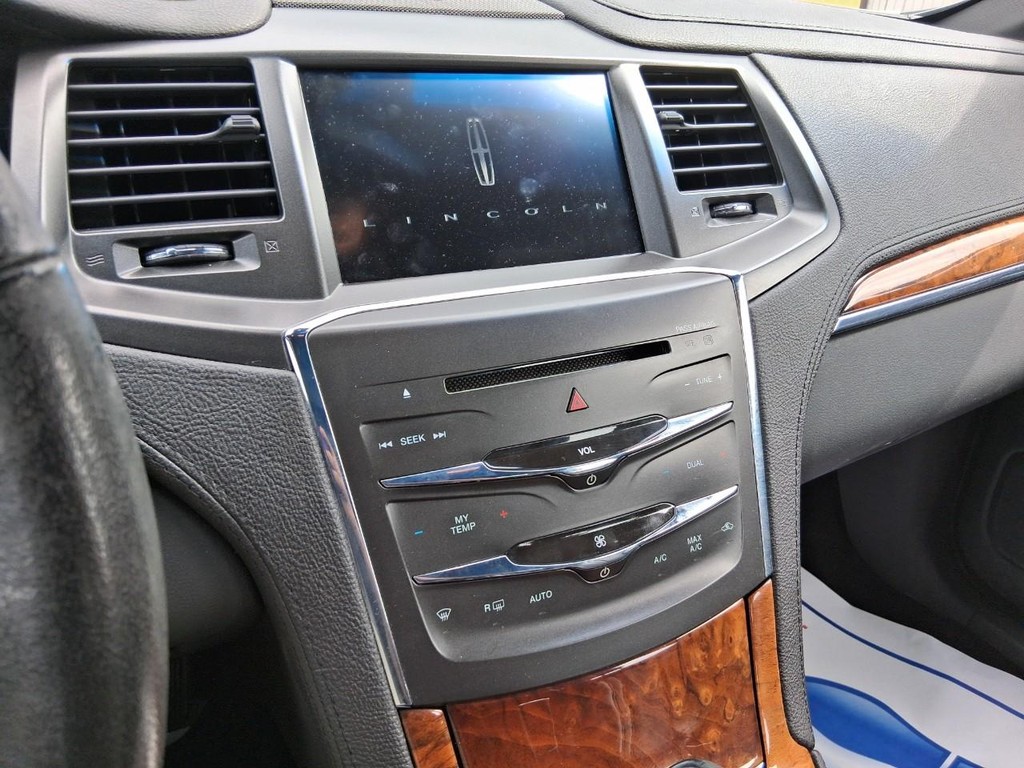 Lincoln MKS Vehicle Full-screen Gallery Image 14