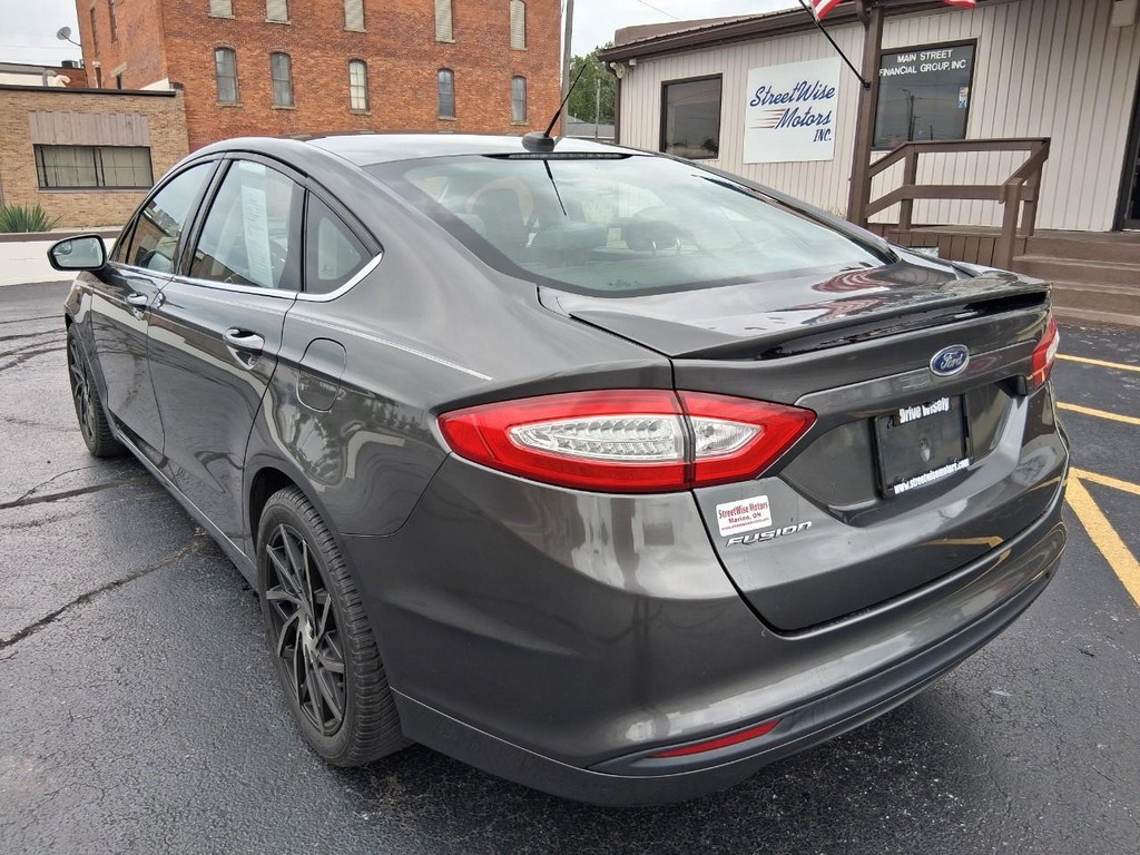 Ford Fusion Vehicle Full-screen Gallery Image 03