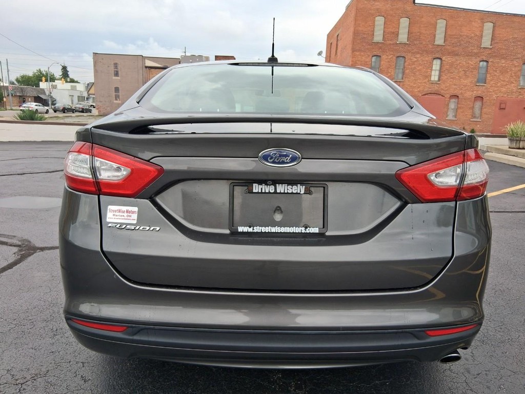 Ford Fusion Vehicle Full-screen Gallery Image 04