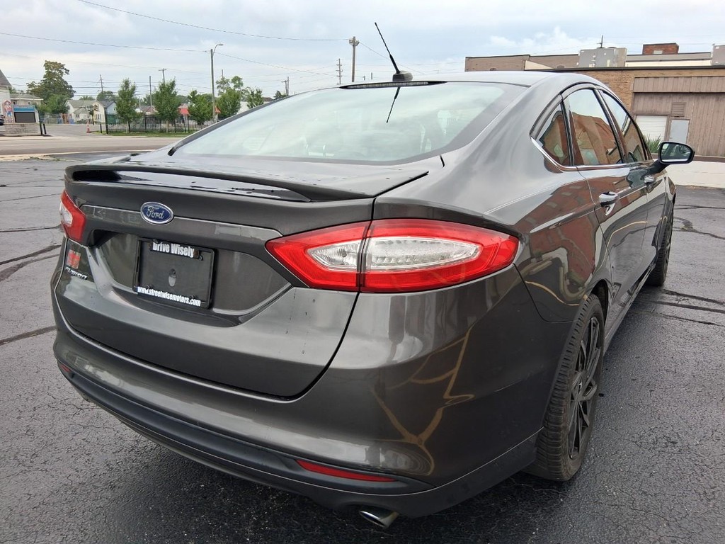 Ford Fusion Vehicle Full-screen Gallery Image 05