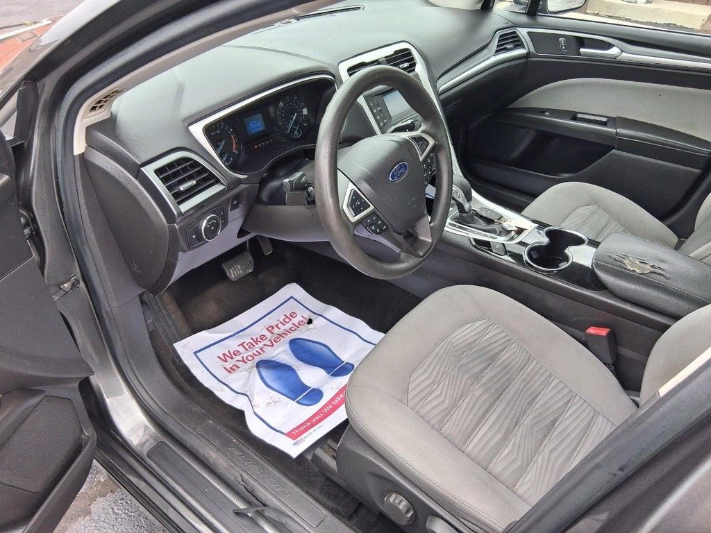 Ford Fusion Vehicle Full-screen Gallery Image 09