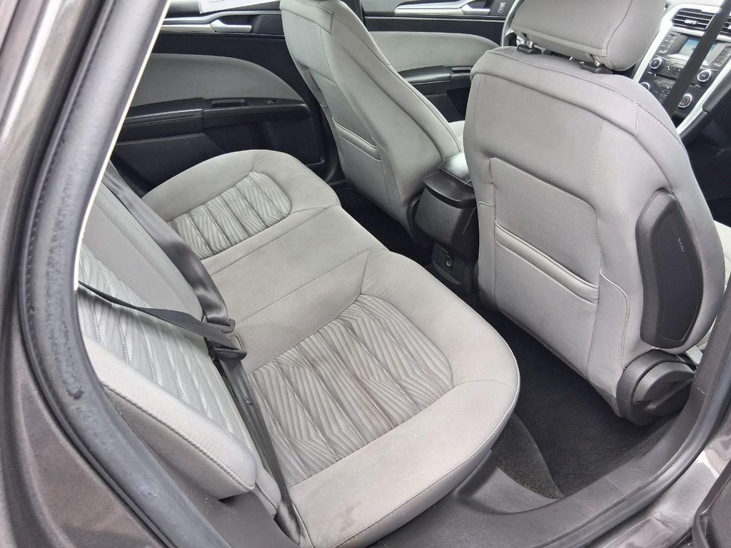 Ford Fusion Vehicle Full-screen Gallery Image 11
