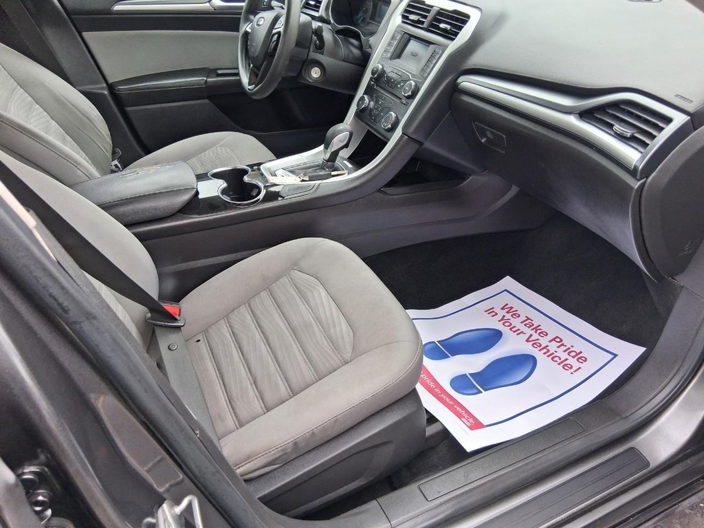 Ford Fusion Vehicle Full-screen Gallery Image 12