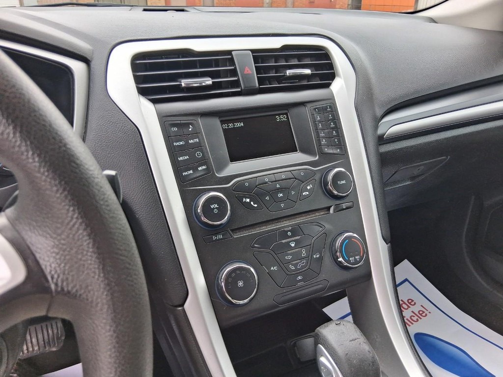Ford Fusion Vehicle Full-screen Gallery Image 14