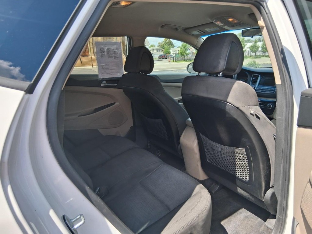 Hyundai Tucson Vehicle Full-screen Gallery Image 12