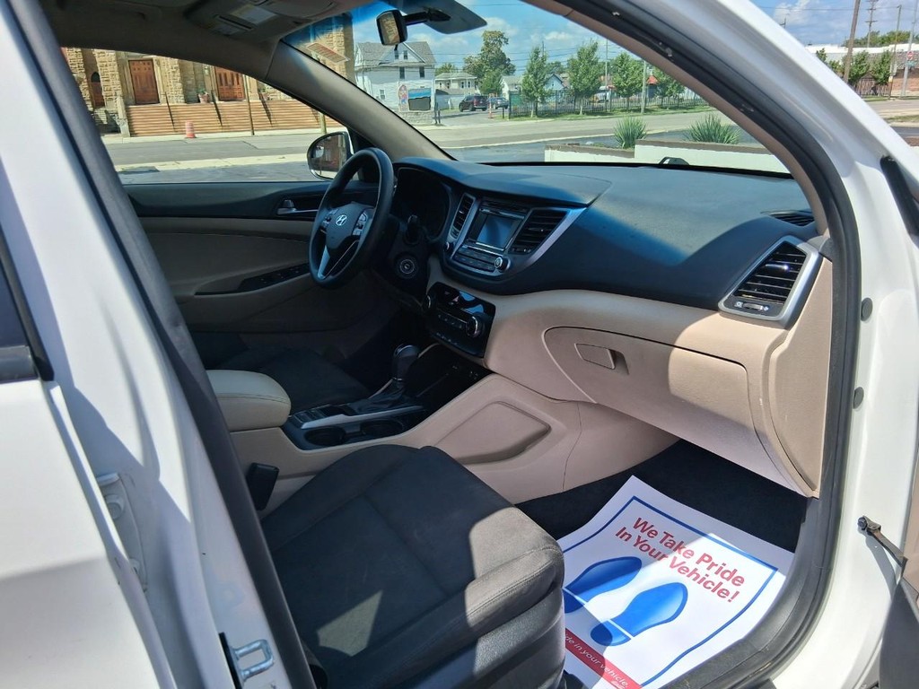 Hyundai Tucson Vehicle Full-screen Gallery Image 13