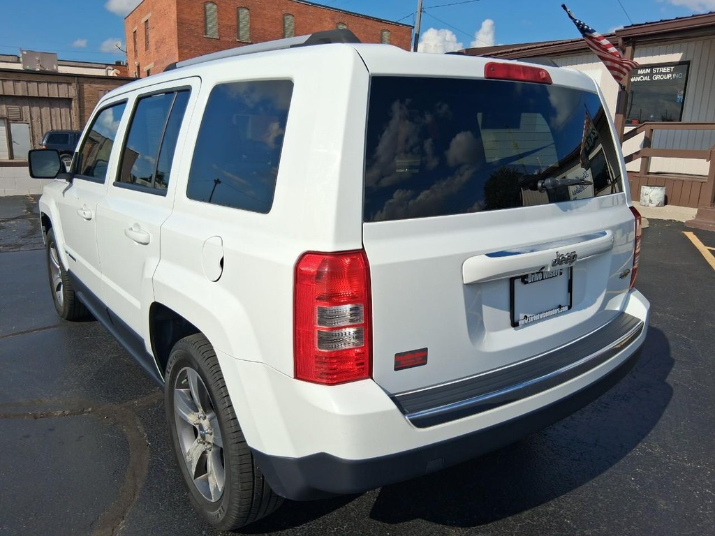 Jeep Cherokee Vehicle Full-screen Gallery Image 03