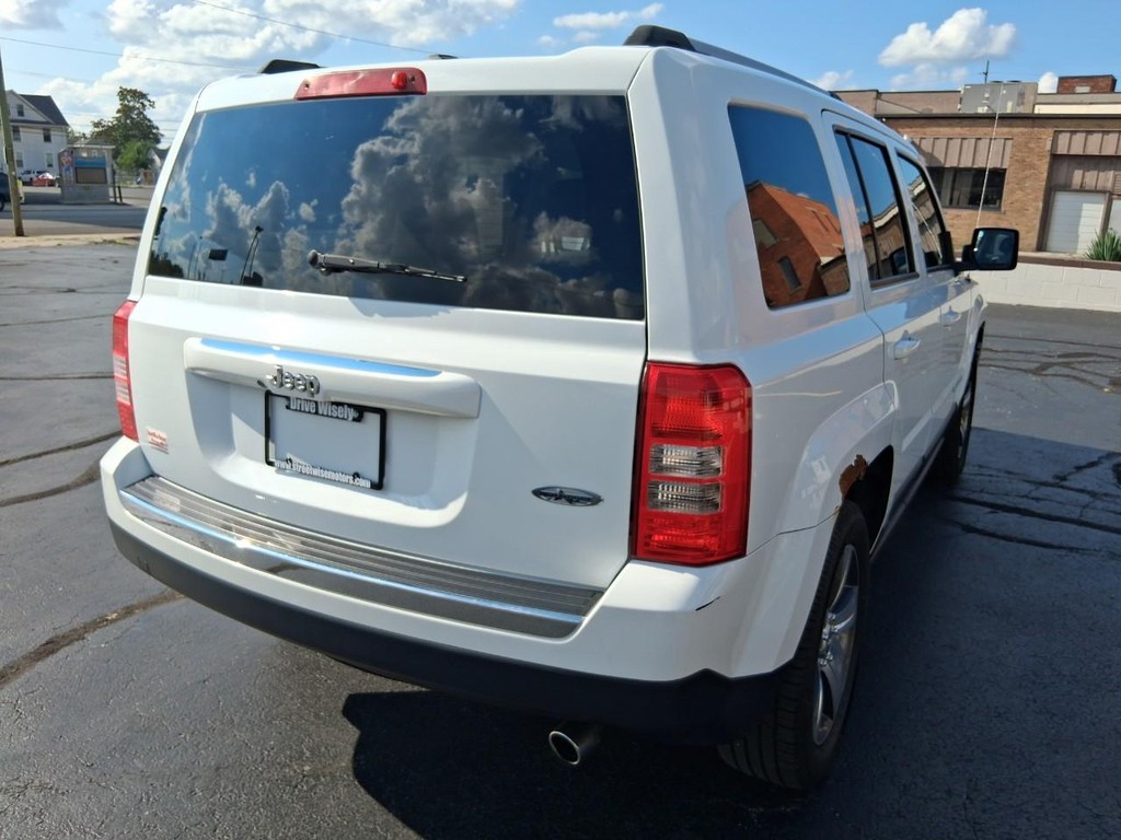 Jeep Cherokee Vehicle Full-screen Gallery Image 05