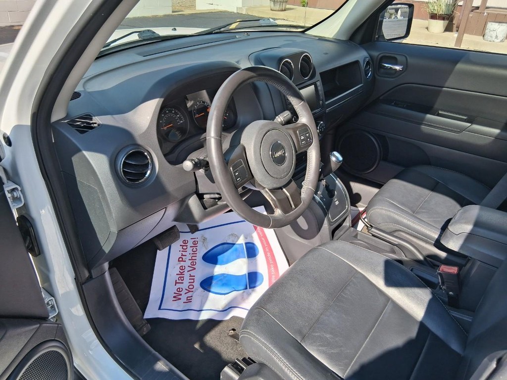 Jeep Cherokee Vehicle Full-screen Gallery Image 09