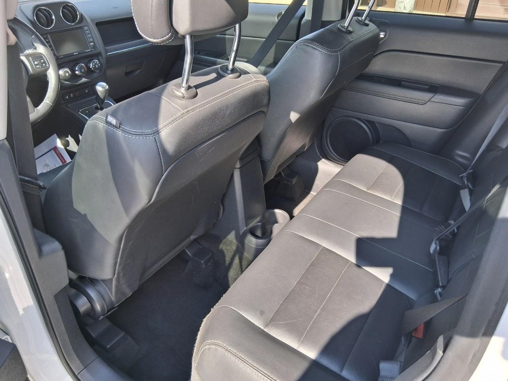 Jeep Cherokee Vehicle Full-screen Gallery Image 10