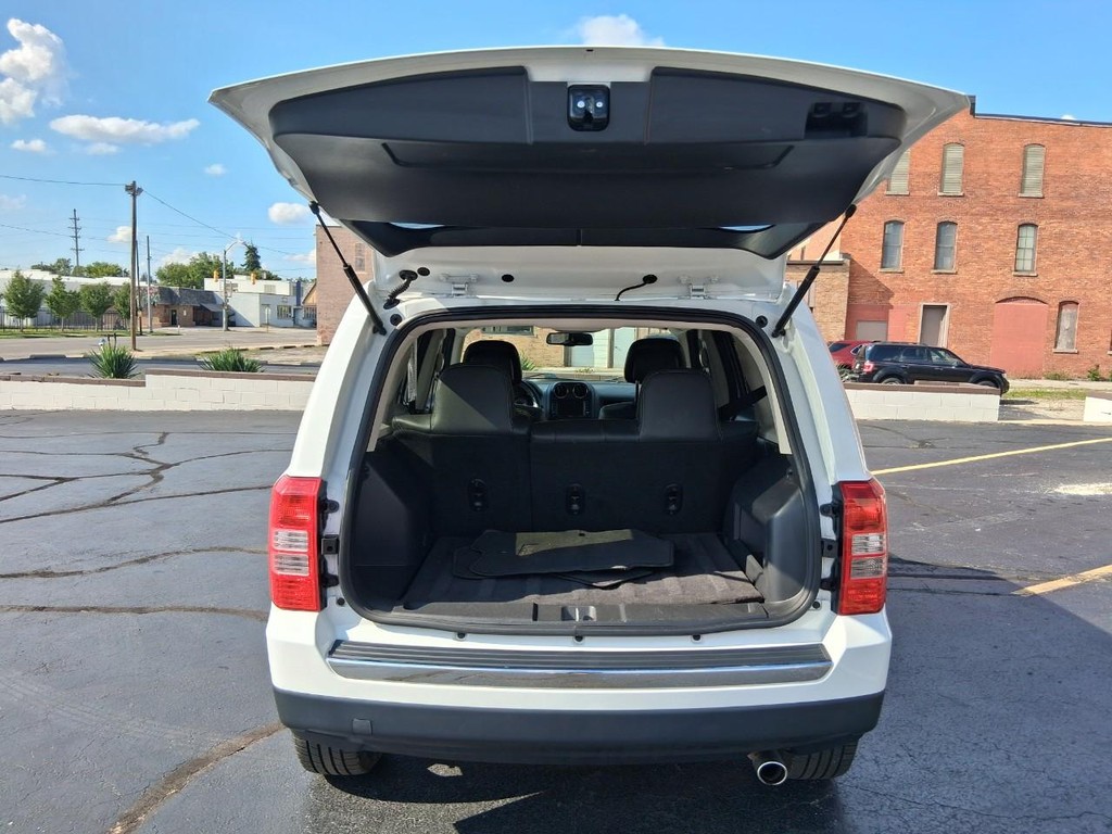 Jeep Cherokee Vehicle Full-screen Gallery Image 12