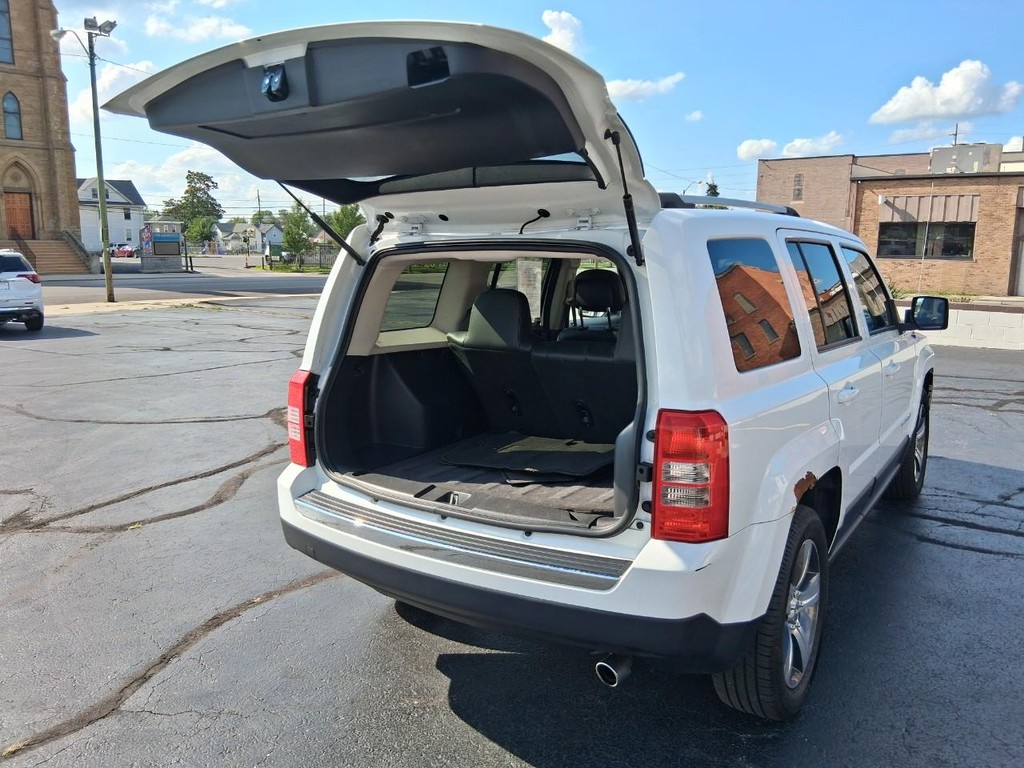 Jeep Cherokee Vehicle Full-screen Gallery Image 13