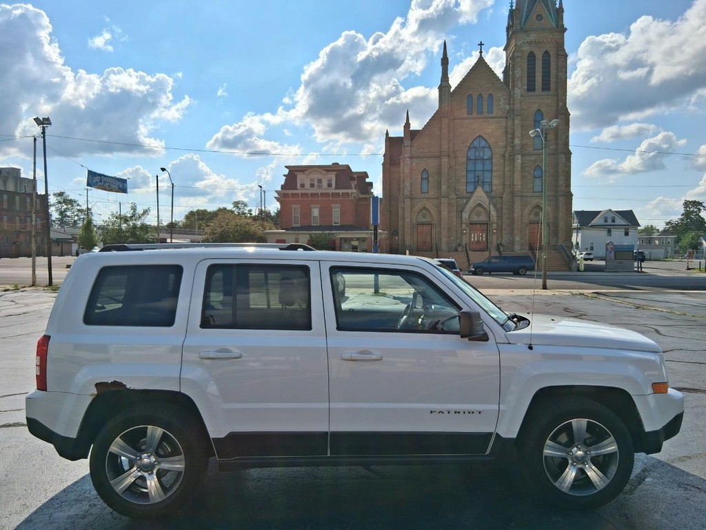 Jeep Patriot Vehicle Full-screen Gallery Image 06
